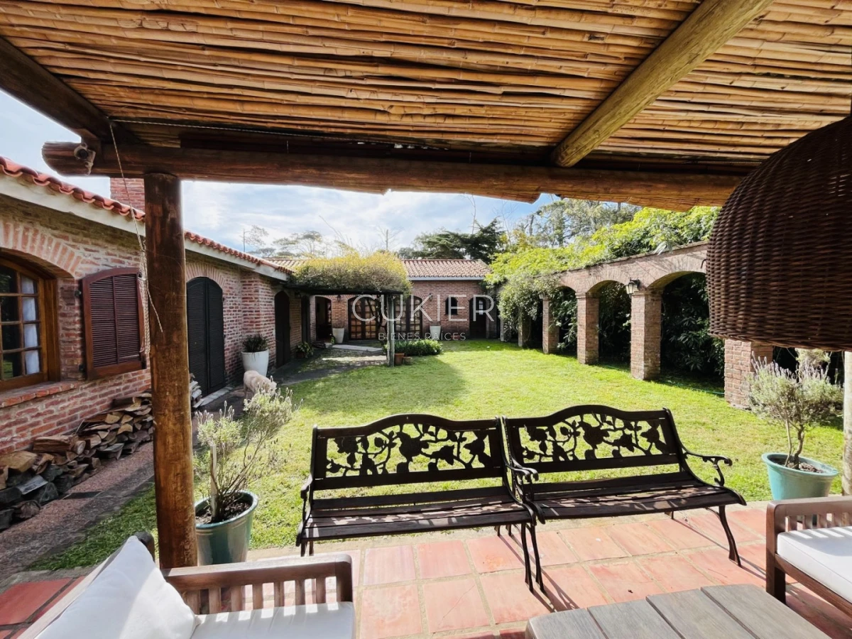 Casa ID.4183 - Venta y Alquiler de temporada casa 4 dormitorios y piscina climatizada en Pinares a tan solo 150 m de playa mansa 