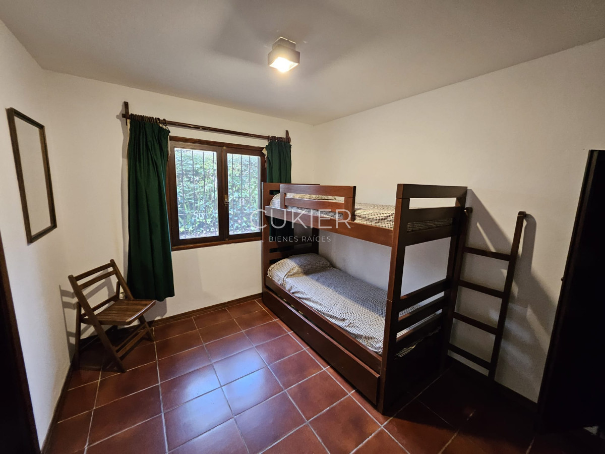 Casa ID.4977 - Venta de hermosa casa 4 dormitorios en zona de colegios 