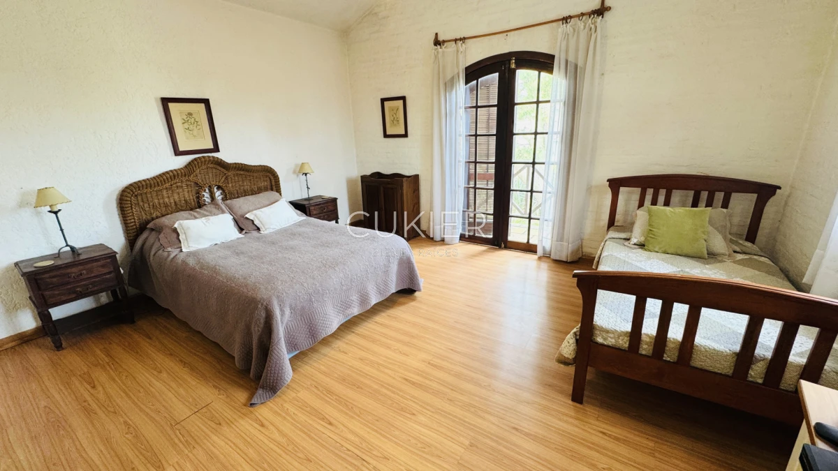 Casa ID.4183 - Venta y Alquiler de temporada casa 4 dormitorios y piscina climatizada en Pinares a tan solo 150 m de playa mansa 