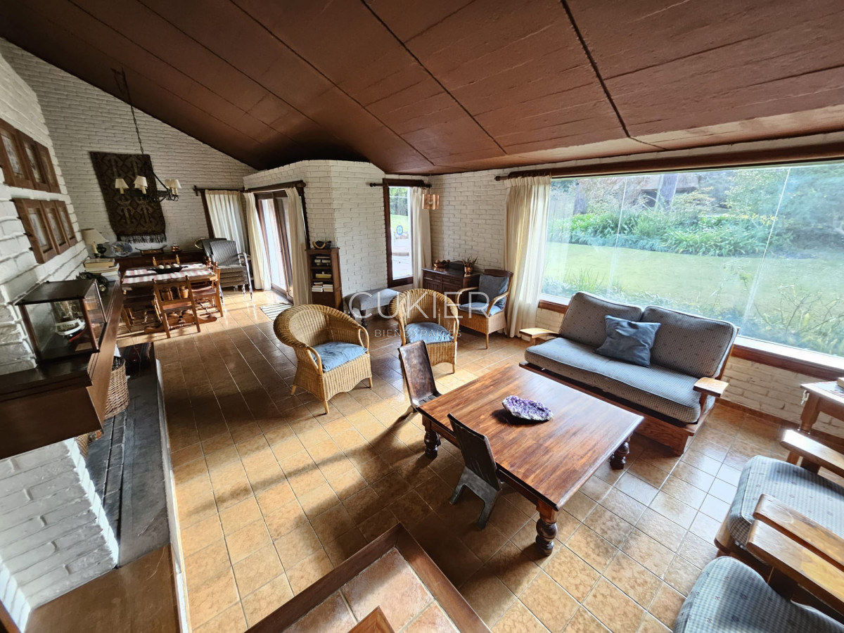 Casa ID.4977 - Venta de hermosa casa 4 dormitorios en zona de colegios 