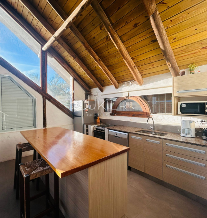 Casa ID.5323 - Se vende casa de dos dormitorios, un baño, primera línea.