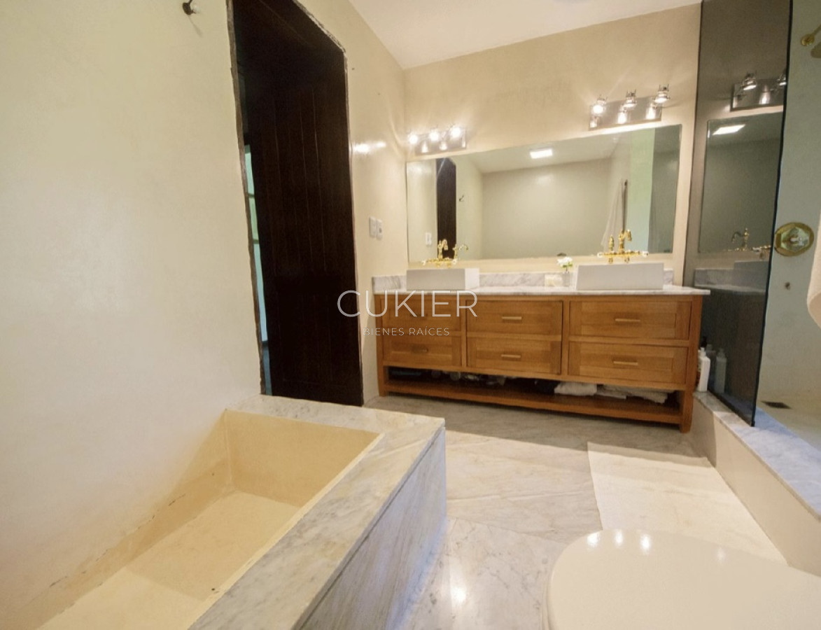 Casa ID.4220 - Venta y alquiler temporada y anual de espectacular casa de 4 dormitorios en San Rafael a 300 m del mar