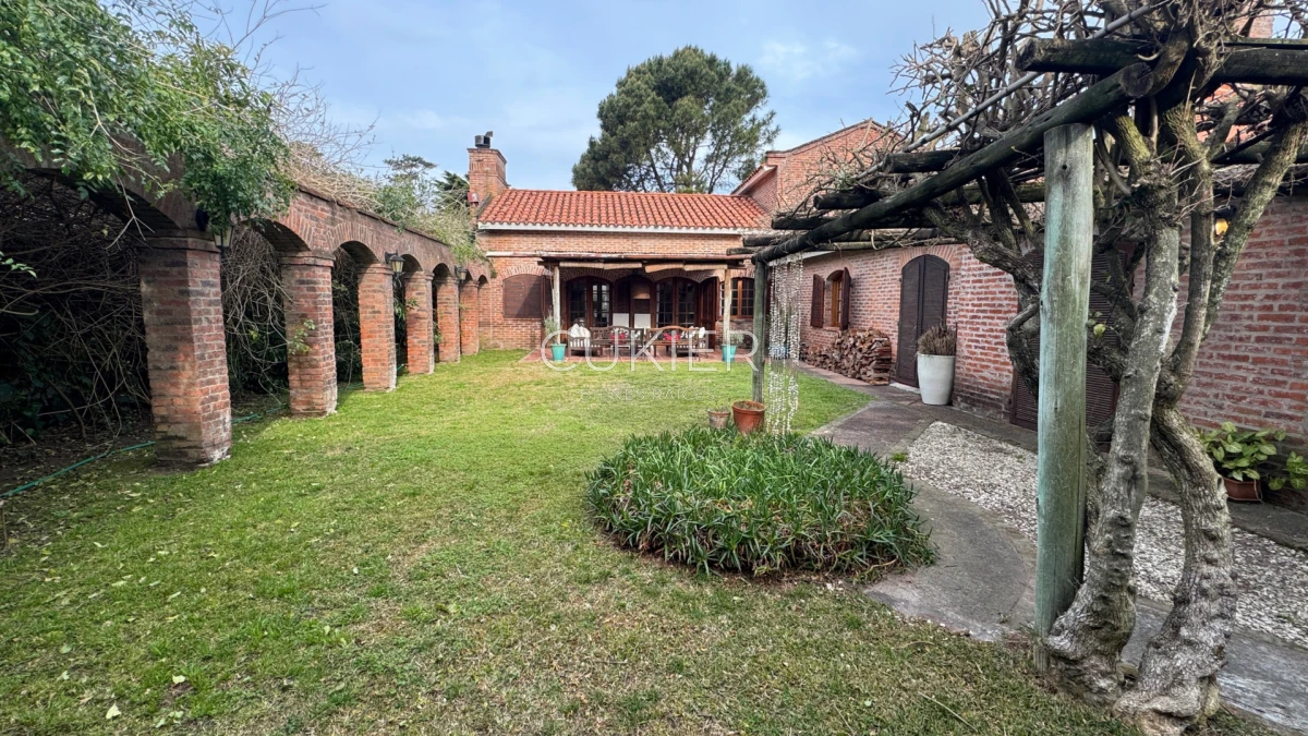 Casa ID.4183 - Venta y Alquiler de temporada casa 4 dormitorios y piscina climatizada en Pinares a tan solo 150 m de playa mansa 