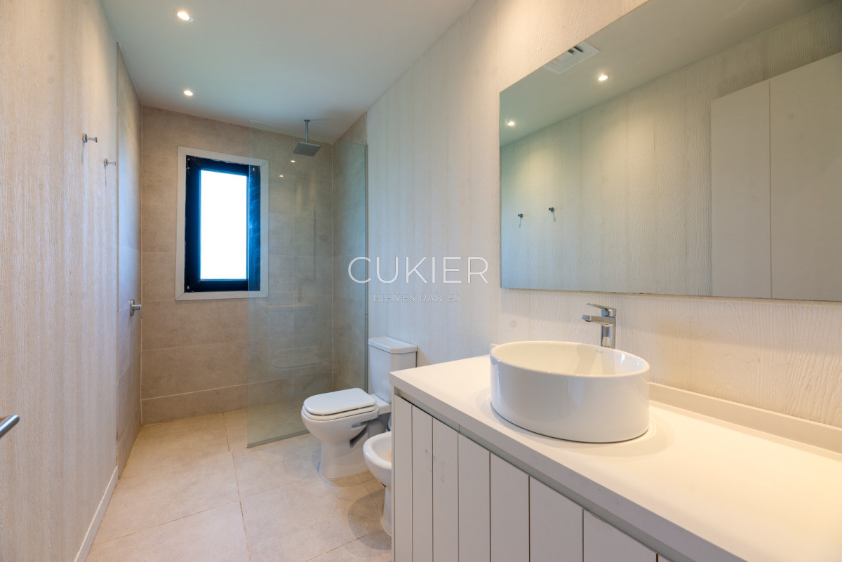 Casa ID.5206 - Venta y alquiler temporal de espectacular casa 4 dormitorios en barrio privado Puerto Quetzal en la barra Punte del este 