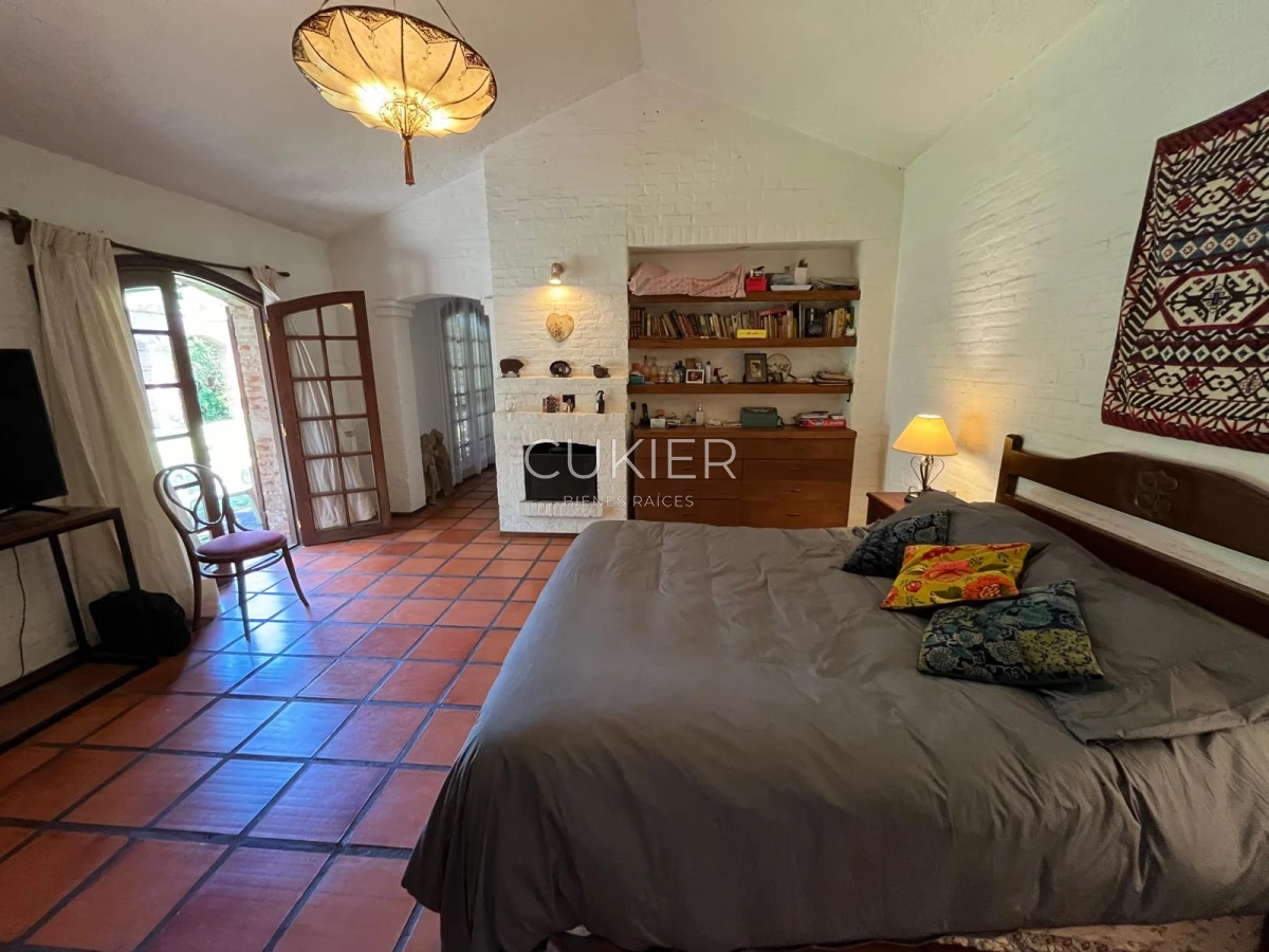 Casa ID.4183 - Alquiler de temporada casa 4 dormitorios y piscina climatizada en Pinares a tan solo 150 m de playa mansa 