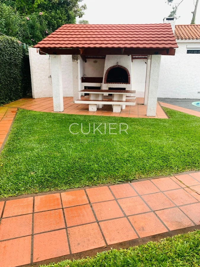 Casa ID.3916 - Alquiler anual de casa 3 dormitorios y dependencia en las delicias con piscina