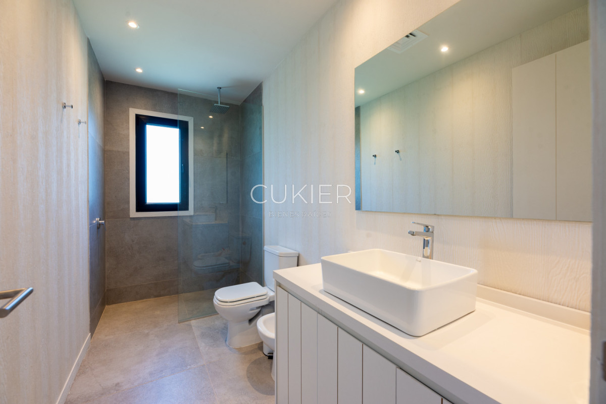 Casa ID.5206 - Venta y alquiler temporal de espectacular casa 4 dormitorios en barrio privado Puerto Quetzal en la barra Punte del este 