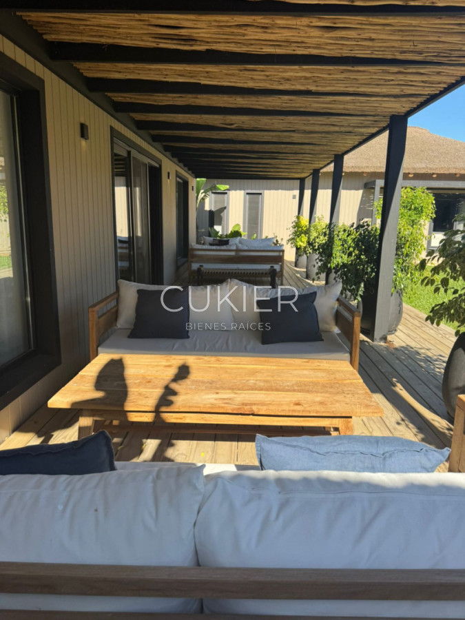 Casa ID.5215 - Venta y Alquiler TEMPORAL de espectacular casa 5 dormitorios a estrenar en barrio privado Puerto Quetzal en la Barra Punta del este 