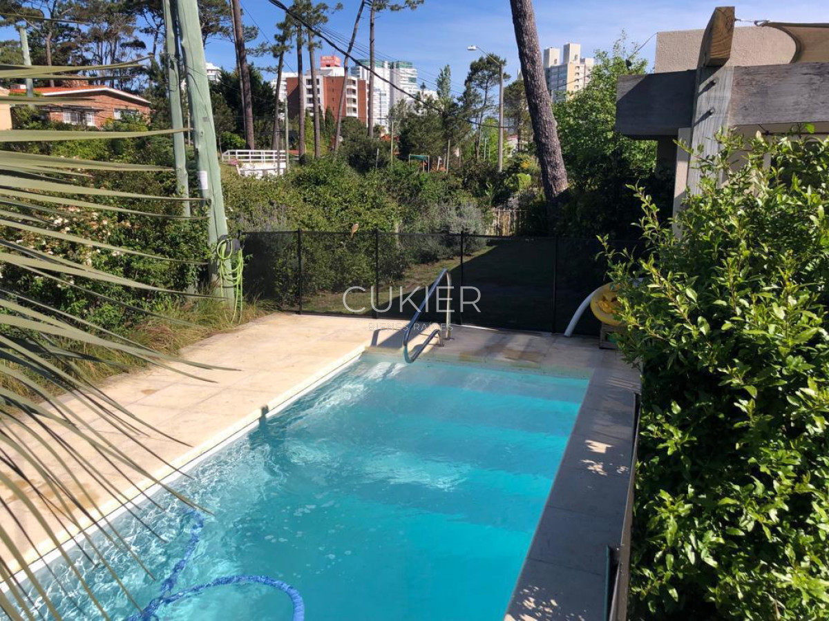Casa ID.1414 - Alquiler invernal de casa 3 dormitorios y piscina en playa mansa Punta del Este