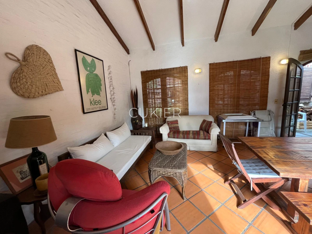 Casa ID.4183 - Alquiler de temporada casa 4 dormitorios y piscina climatizada en Pinares a tan solo 150 m de playa mansa 