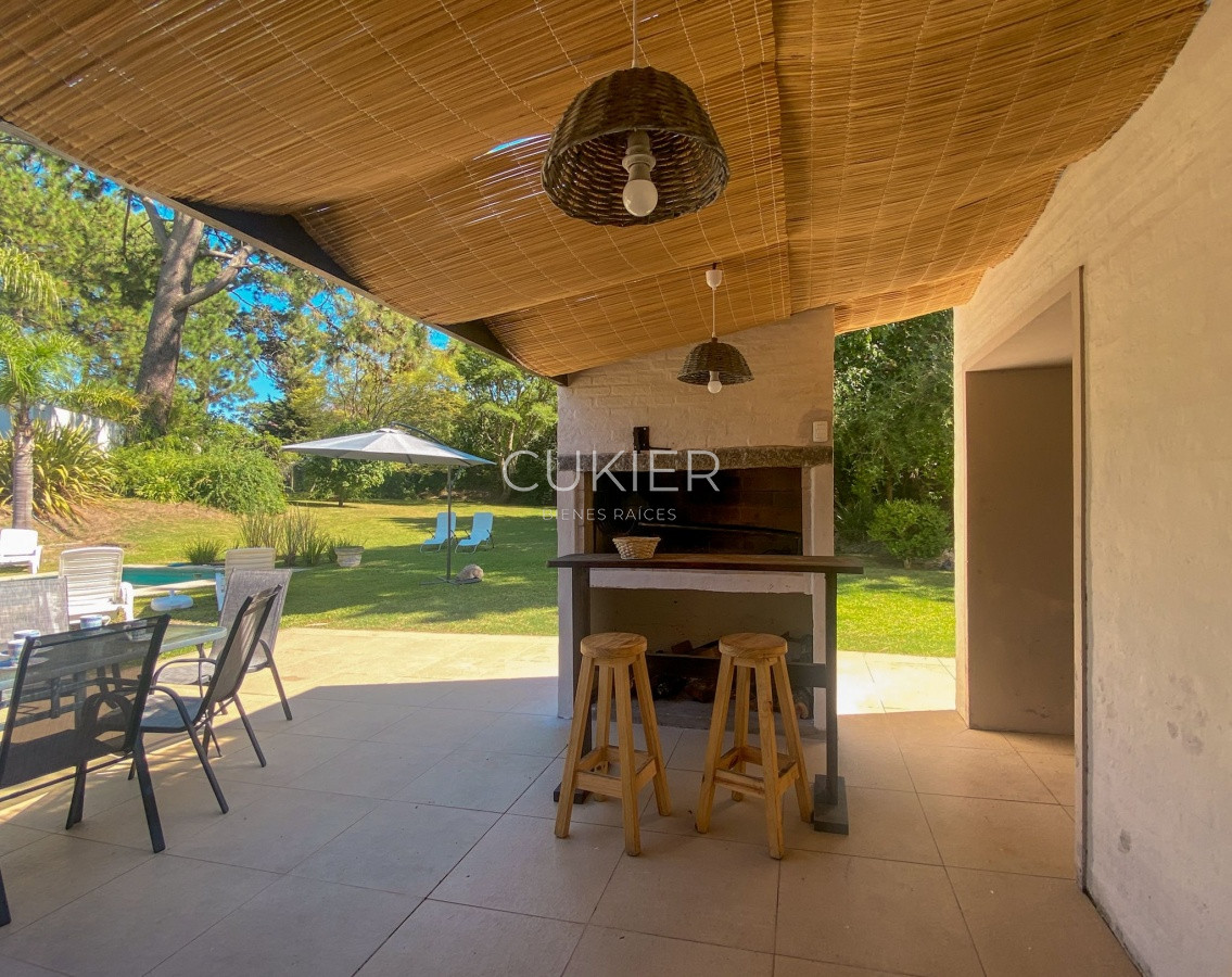 Casa ID.1851 - Venta y alquiler anual de espectacular casa de 6 dormitorios en barrio privado la Residence