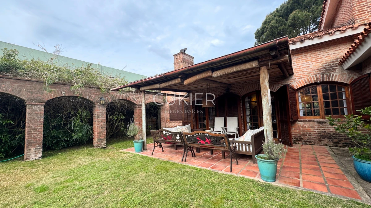 Casa ID.4183 - Venta y Alquiler de temporada casa 4 dormitorios y piscina climatizada en Pinares a tan solo 150 m de playa mansa 