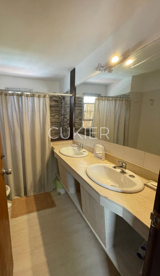 Casa ID.2422 - Alquiler anual y temporada de casa 4 dormitorios con piscina en Marly Punta del Este