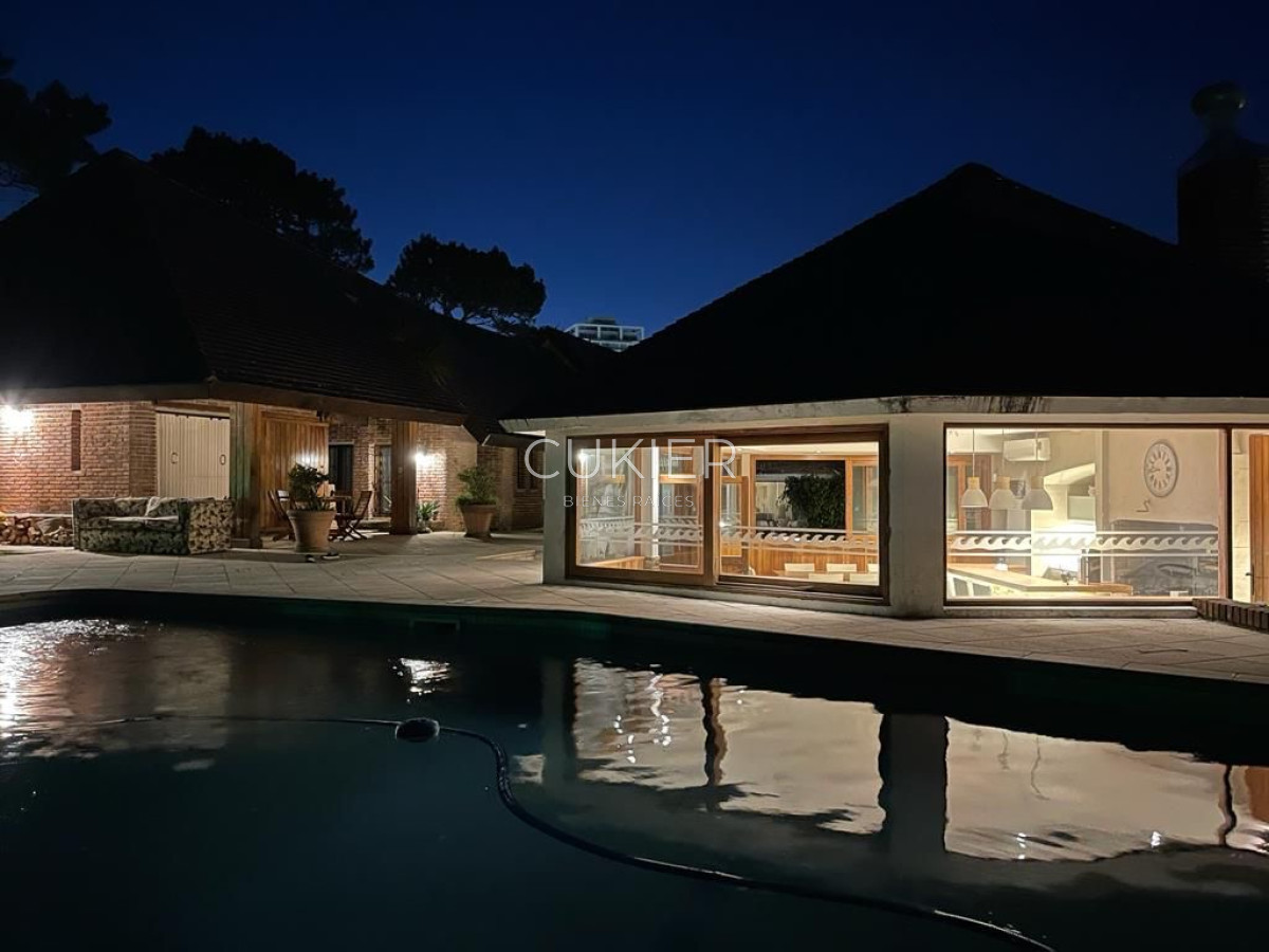 Casa ID.2606 - Alquiler temporada espectacular casa de 5 dormitorios y piscina climatizada en Lugano Punta del Este