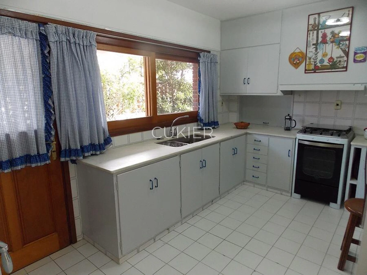 Casa ID.4534 - Venta y alquiler anual de casa de 4 dormitorios a 200 m de playa mansa 