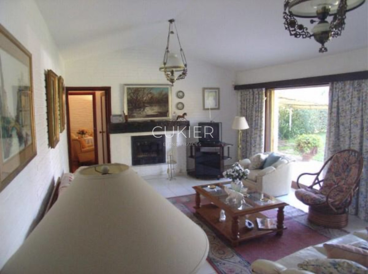 Casa ID.3701 - VENTA de casa con gran terreno al frente 4 dormitorios en zona de colegios.