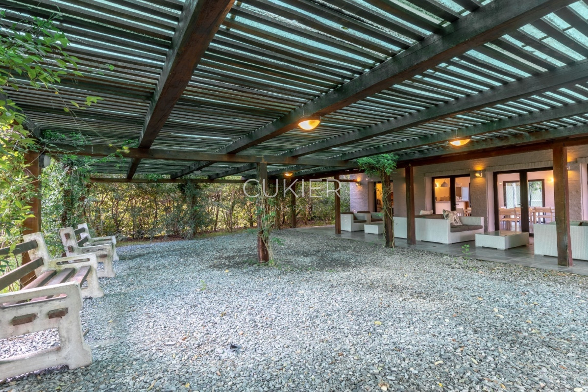 Casa ID.3856 - Alquiler anual de hermosa casa 3 dormitorios en barrio privado con servicios 