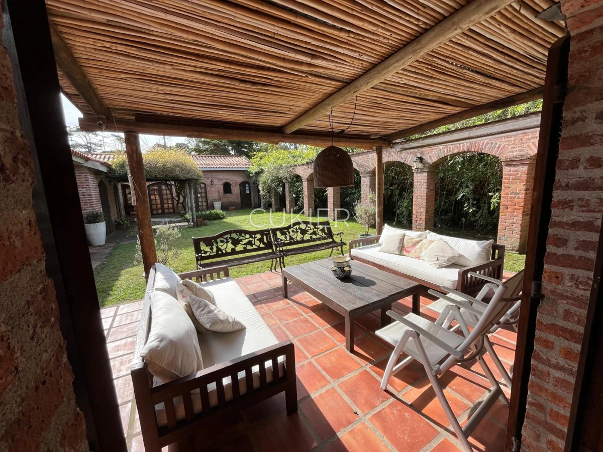 Casa ID.4183 - Alquiler de temporada casa 4 dormitorios y piscina climatizada en Pinares a tan solo 150 m de playa mansa 