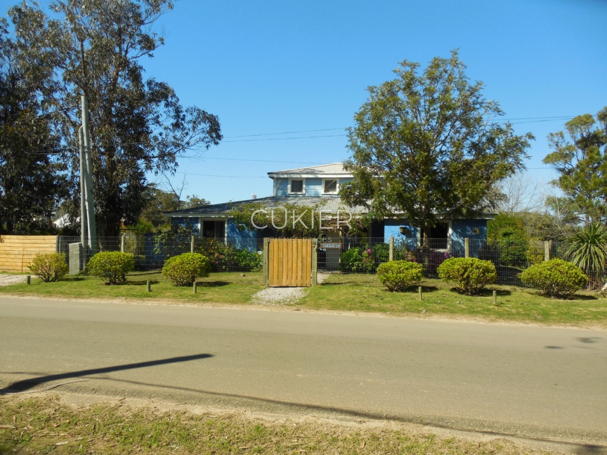 Casa ID.2623 - Venta y alquiler anual de casa 3 dormitorios en la Barra 