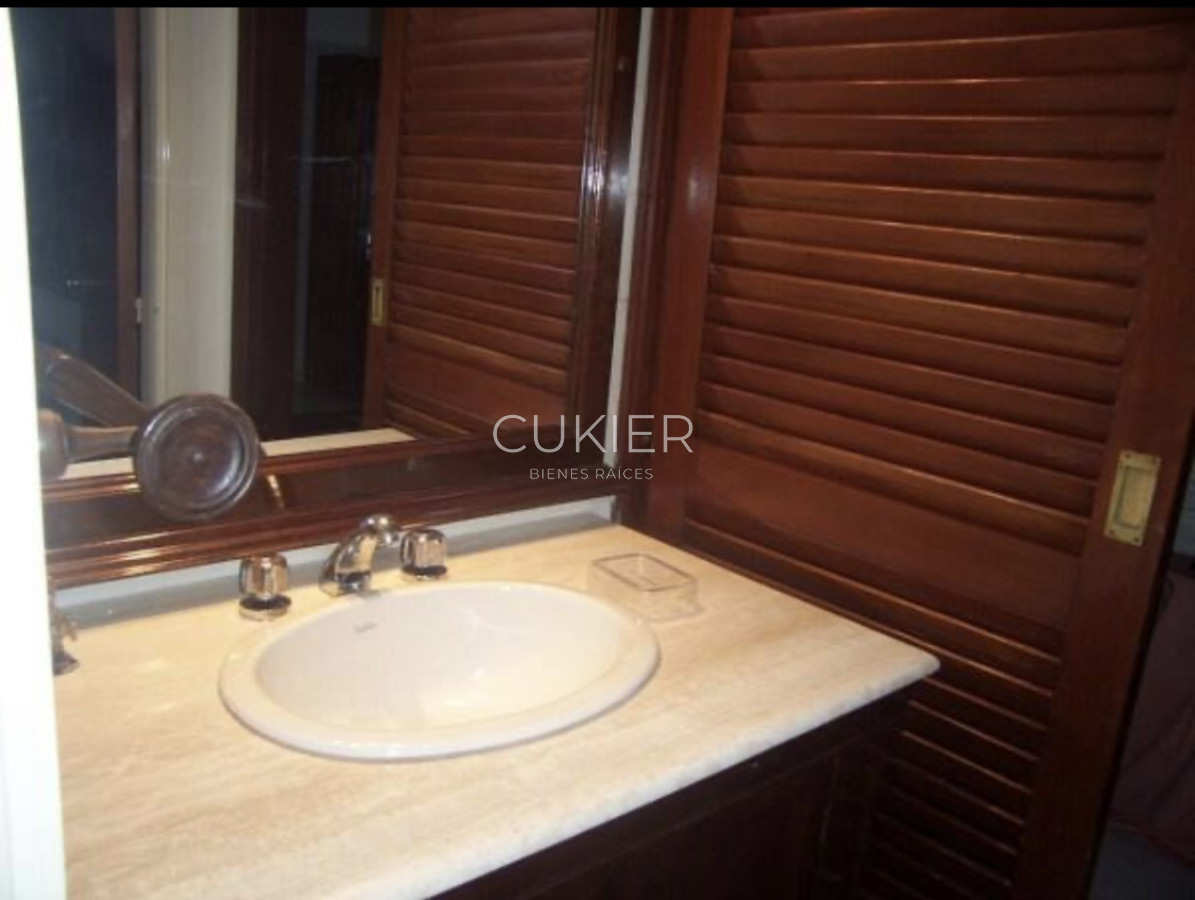 Casa ID.3701 - VENTA de casa con gran terreno al frente 4 dormitorios en zona de colegios.