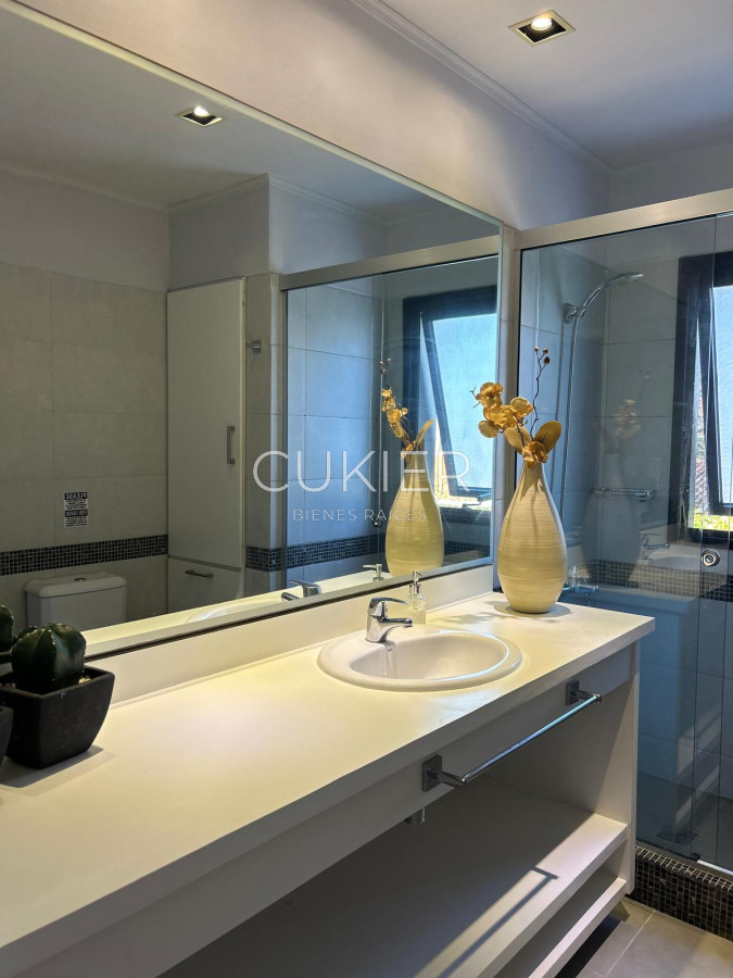 Casa ID.3856 - Alquiler anual de hermosa casa 3 dormitorios en barrio privado con servicios 