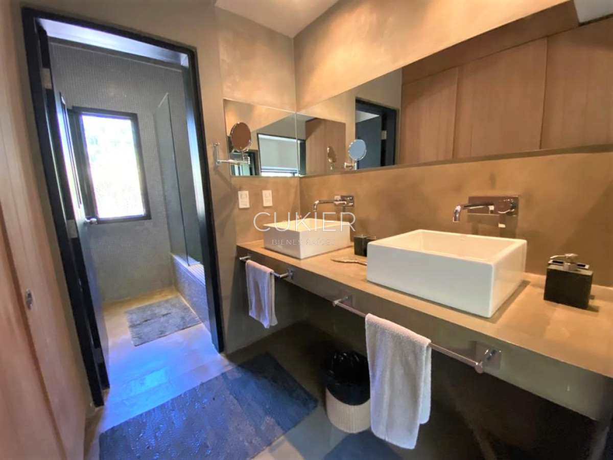 Casa ID.1368 - Alquiler anual de casa 4 dormitorios en barrio privado La Arbolada en Punta del Este