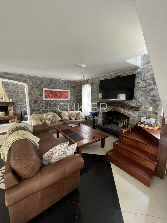 Casa ID.498 - Alquiler anual de casa 4 dormitorios con piscina en Pinares Punta del este 