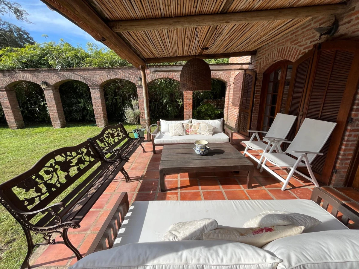 Casa ID.4183 - Alquiler de temporada casa 4 dormitorios y piscina climatizada en Pinares a tan solo 150 m de playa mansa 