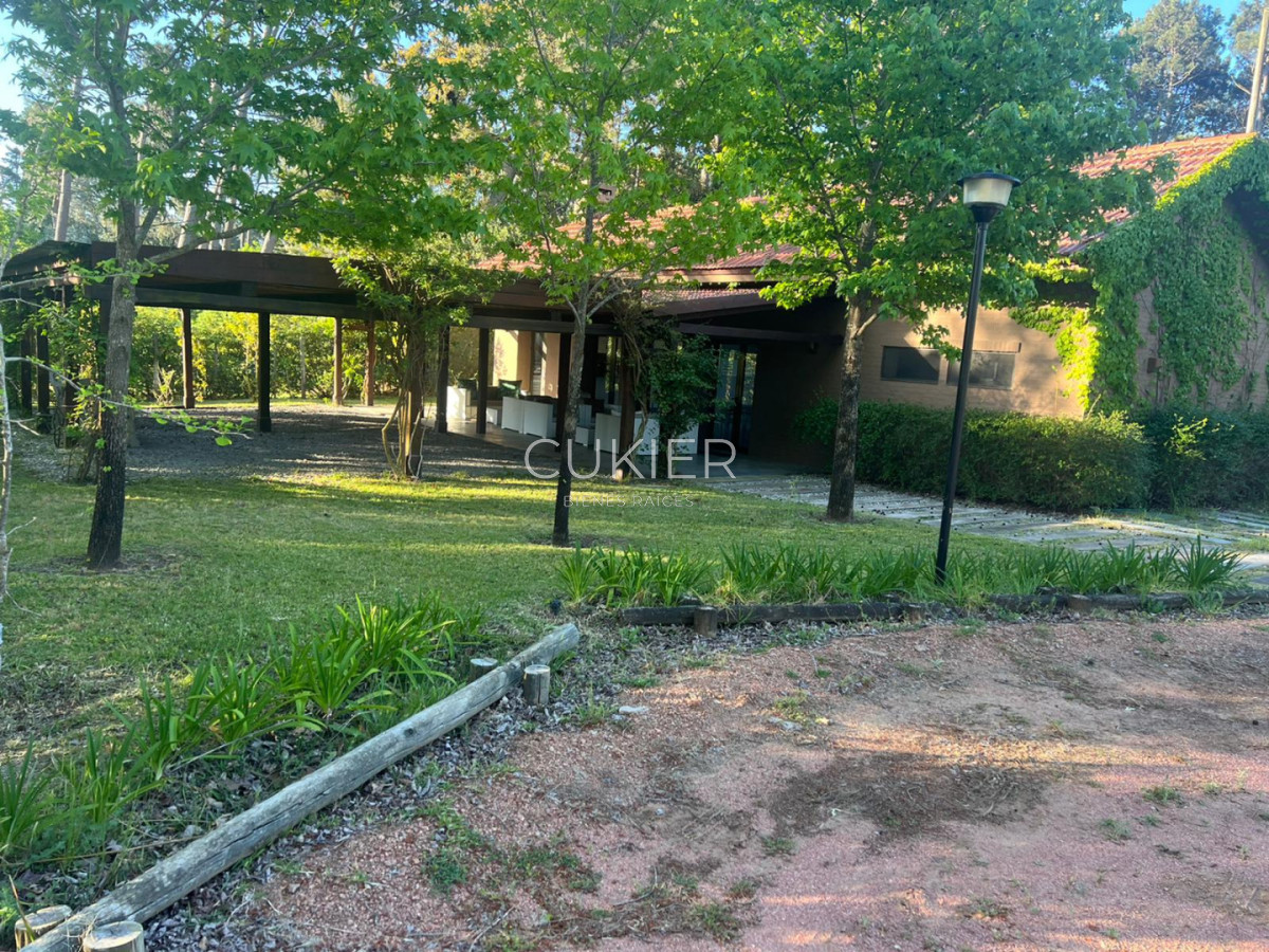 Casa ID.5207 - Venta de casa 2 dormitorios en barrio privado Pinares con servicios 