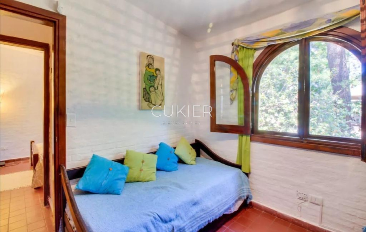 Casa ID.1138 - Venta de casa en Pinares de 2 dormitorios y dependencia con piscina 