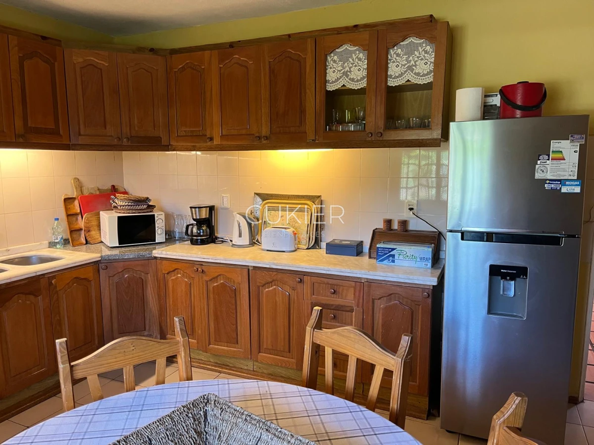 Casa ID.4183 - Alquiler de temporada casa 4 dormitorios y piscina climatizada en Pinares a tan solo 150 m de playa mansa 