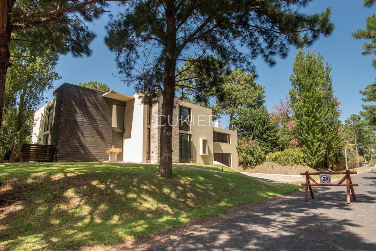 Casa ID.4685 - Venta espectacular casa de 3 dormitorios y dependencia en barrio privado la Residence zona de colegios