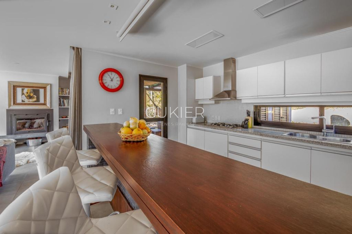 Casa ID.3856 - Alquiler anual de hermosa casa 3 dormitorios en barrio privado con servicios 