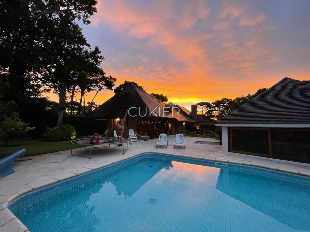 Casa ID.2606 - Alquiler temporada espectacular casa de 5 dormitorios y piscina climatizada en Lugano Punta del Este