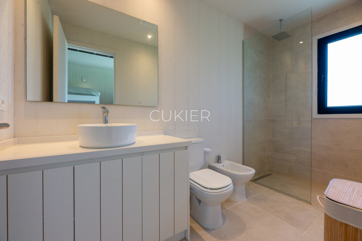 Casa ID.5206 - Venta y alquiler temporal de espectacular casa 4 dormitorios en barrio privado Puerto Quetzal en la barra Punte del este 