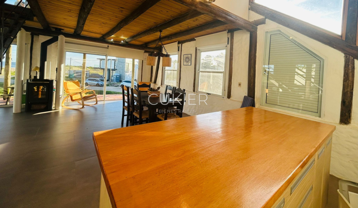 Casa ID.5323 - Se vende casa de dos dormitorios, un baño, primera línea.
