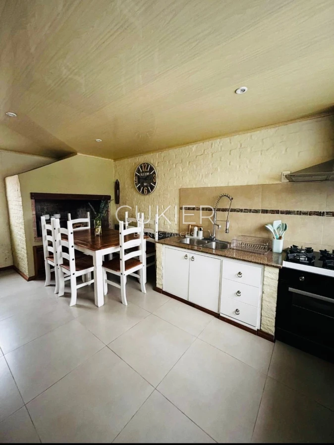 Casa ID.4659 - Venta casa 3 dormitorios con piscina en Pinares Punta del Este