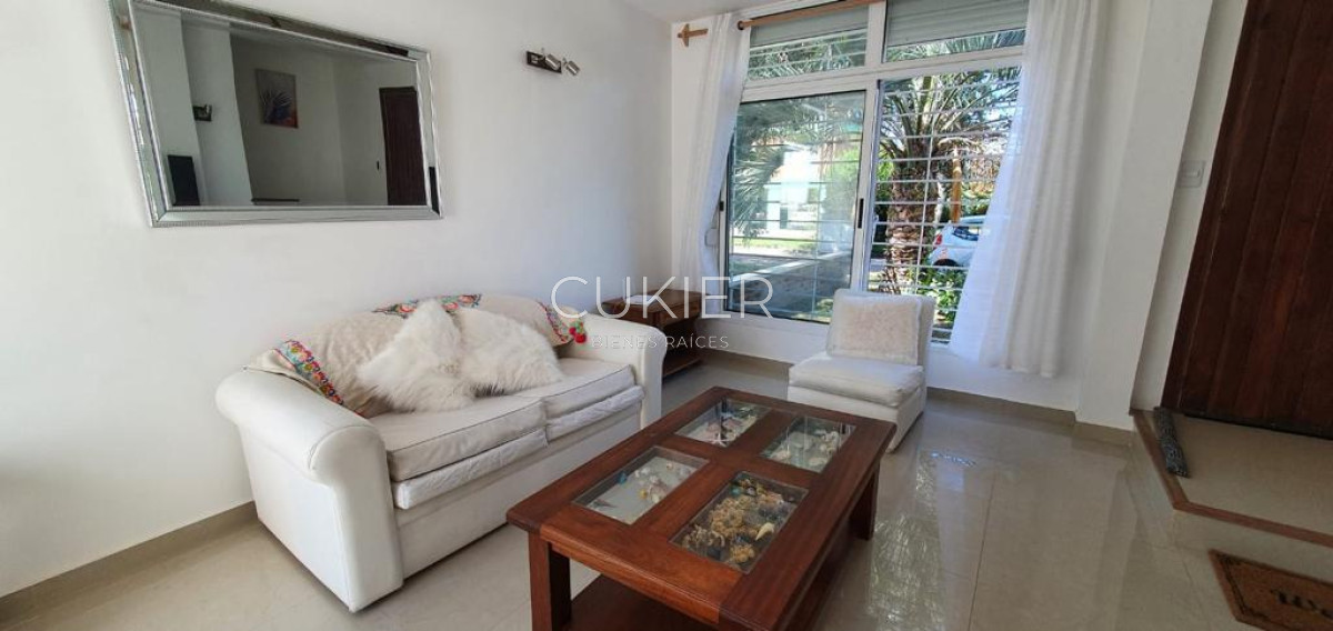 Casa ID.3312 - Alquiler anual de casa 2 dormitorios y medios a 1 cuadra del mar en playa mansa con patio y parrillero