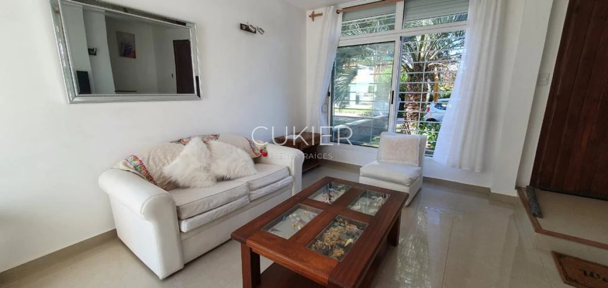 Casa ID.3312 - Alquiler anual de casa 2 dormitorios y medios a 1 cuadra del mar en playa mansa con patio y parrillero