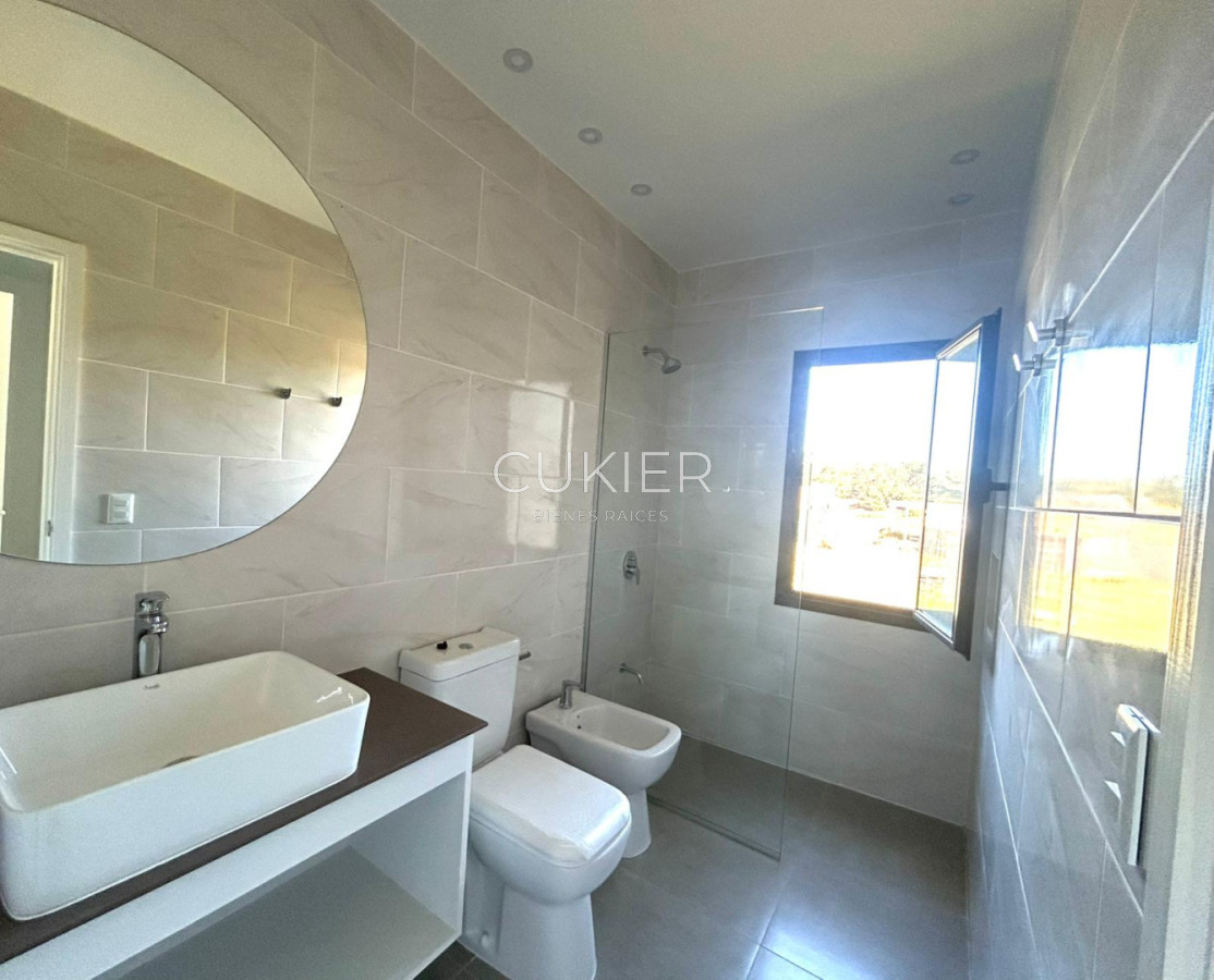 Casa ID.5374 - SE VENDE EN EXCLUSIVIDAD CASA DE TRES DORMITORIOS, DOS BAÑOS.