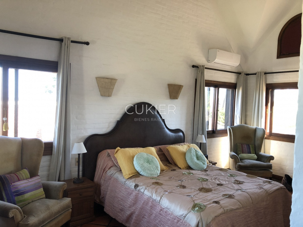 Casa ID.249 - Alquiler de temporada de espectacular casa de 4 dormitorios en Pinares Punta del Este 