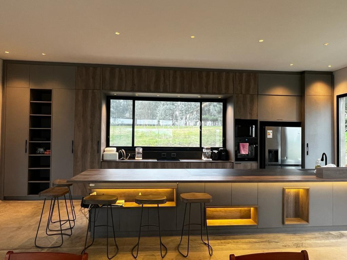 Casa ID.2543 - Venta y Alquiler anual hermosa casad de 4 dormitorios en barrio privado El Quijote