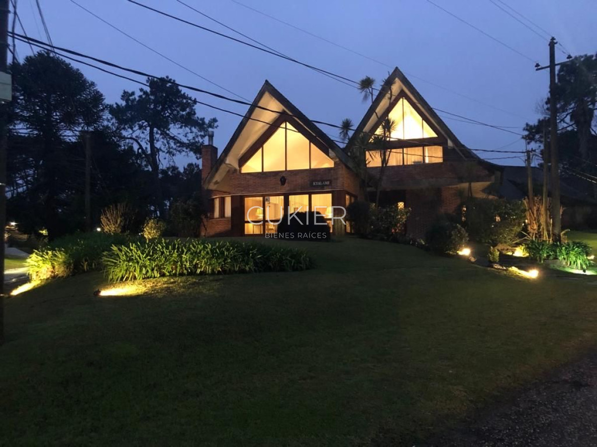 Casa ID.2606 - Alquiler temporada espectacular casa de 5 dormitorios y piscina climatizada en Lugano Punta del Este