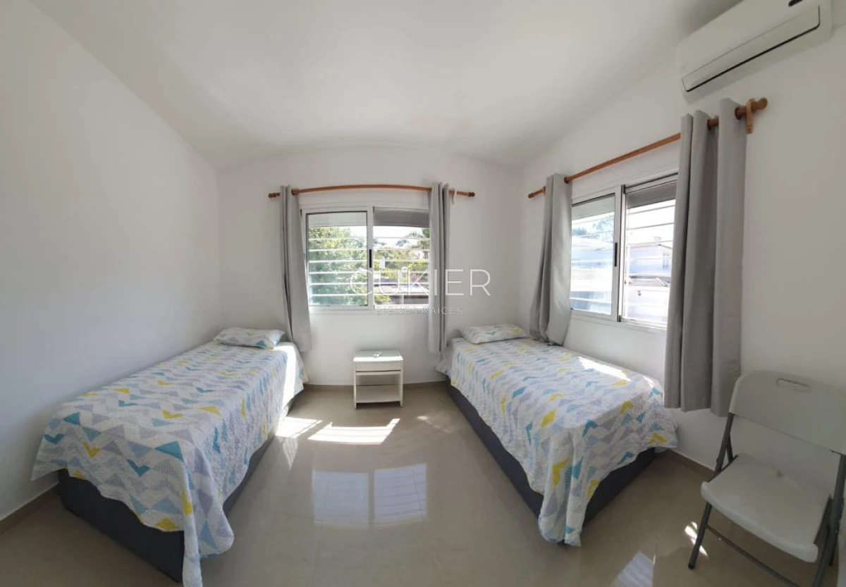 Casa ID.3312 - Alquiler anual de casa 2 dormitorios y medios a 1 cuadra del mar en playa mansa con patio y parrillero