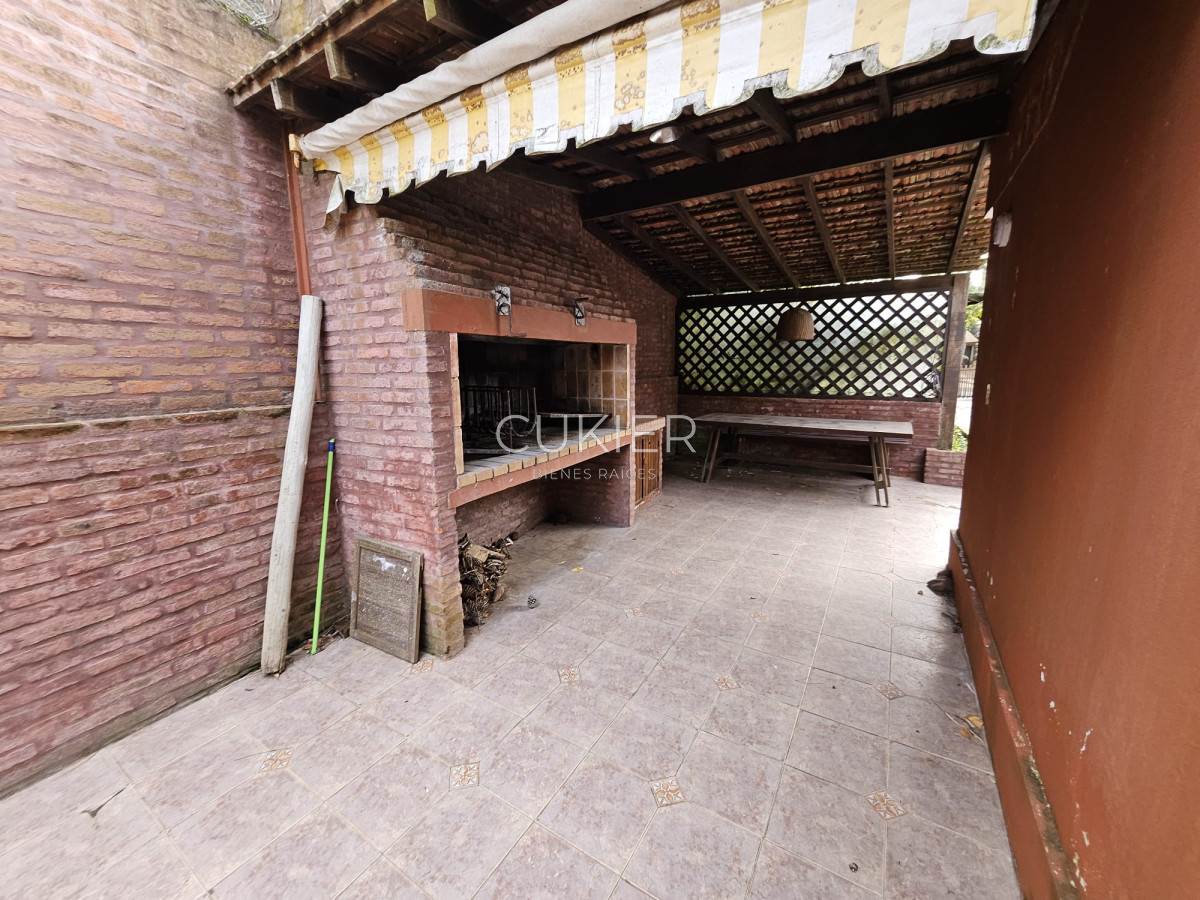 Casa ID.4977 - Venta de hermosa casa 4 dormitorios en zona de colegios 