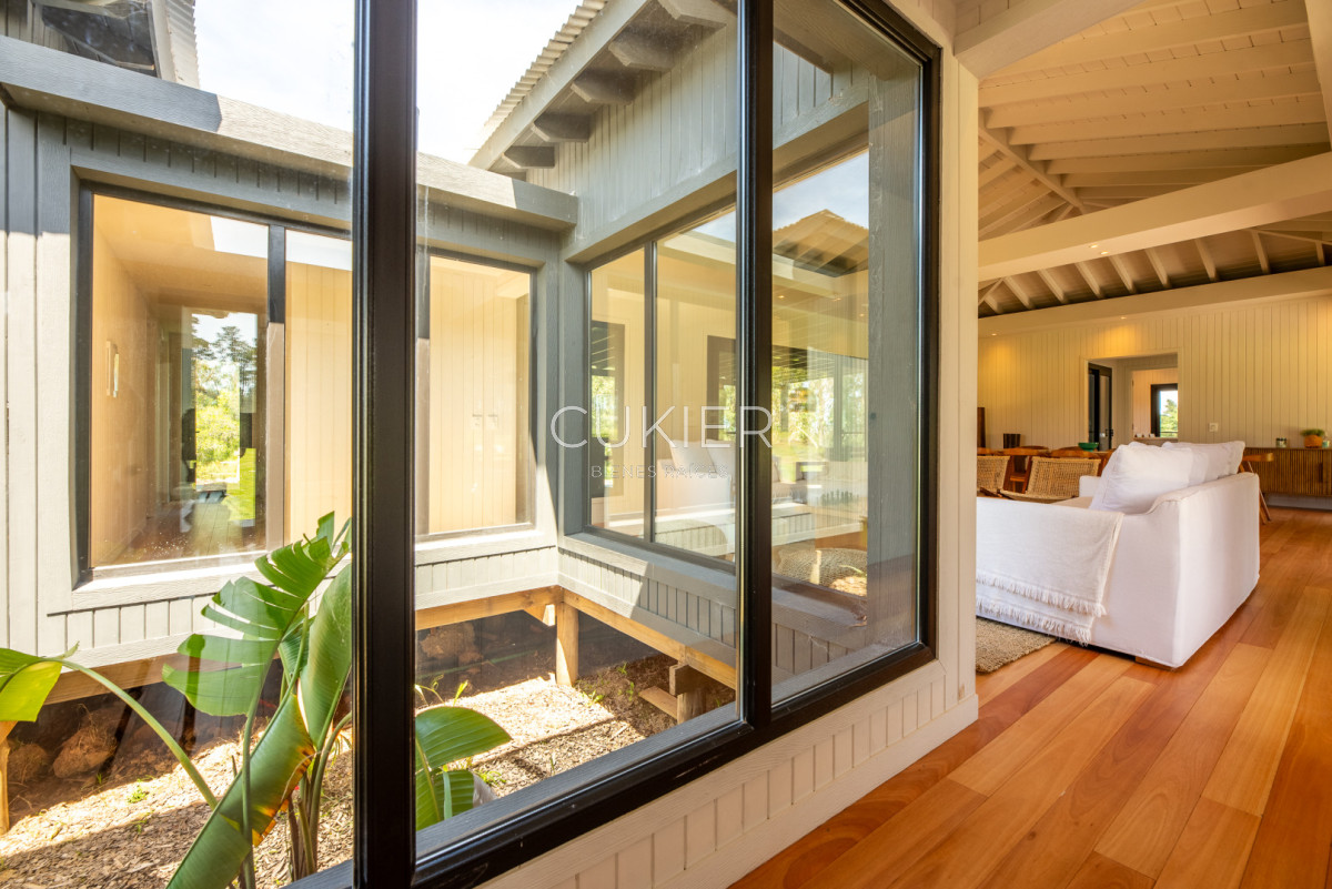 Casa ID.5206 - Venta y alquiler temporal de espectacular casa 4 dormitorios en barrio privado Puerto Quetzal en la barra Punte del este 