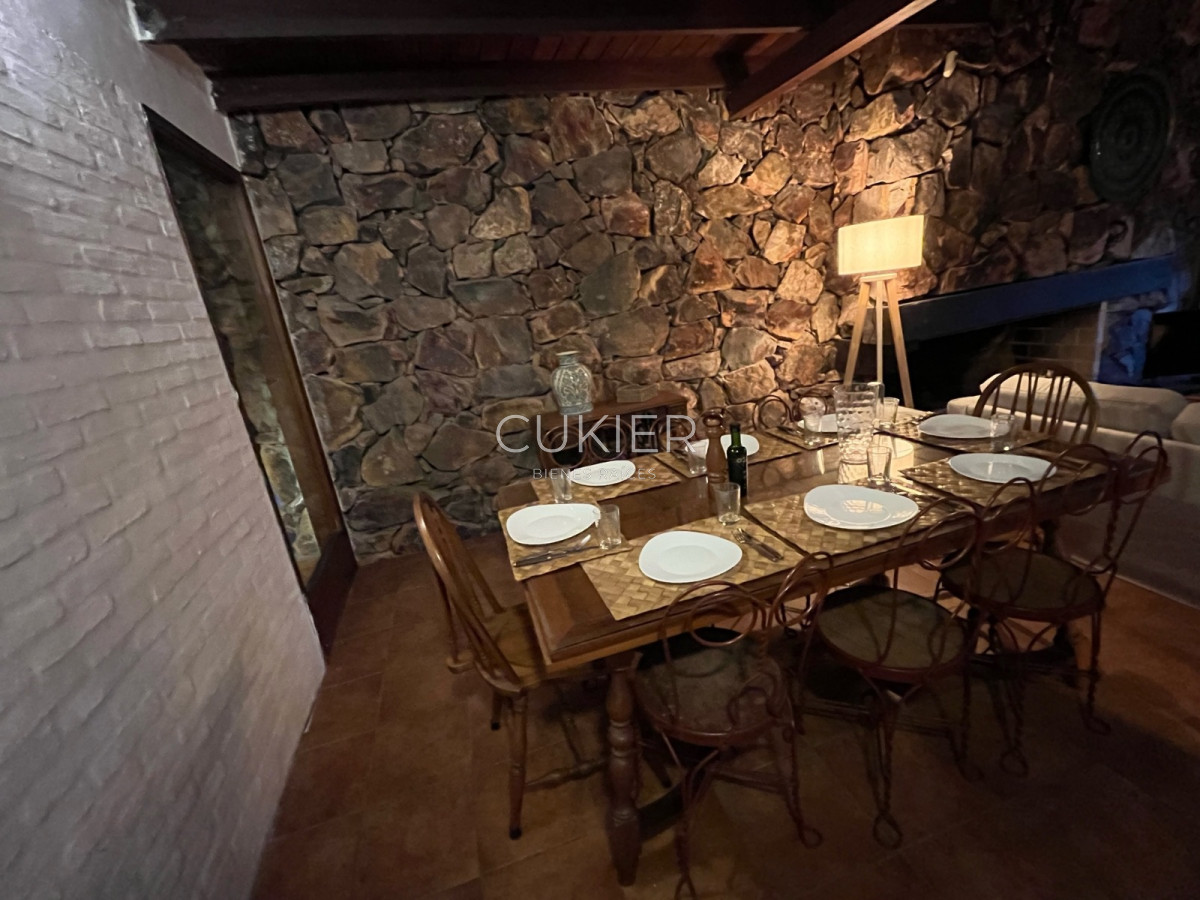 Casa ID.1328 - Alquiler anual y de temporada de casa 3 dormitorios y servicio en Playa Mansa a 100 m del mar