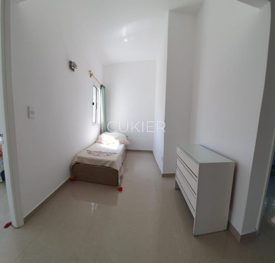 Casa ID.3312 - Alquiler anual de casa 2 dormitorios y medios a 1 cuadra del mar en playa mansa con patio y parrillero