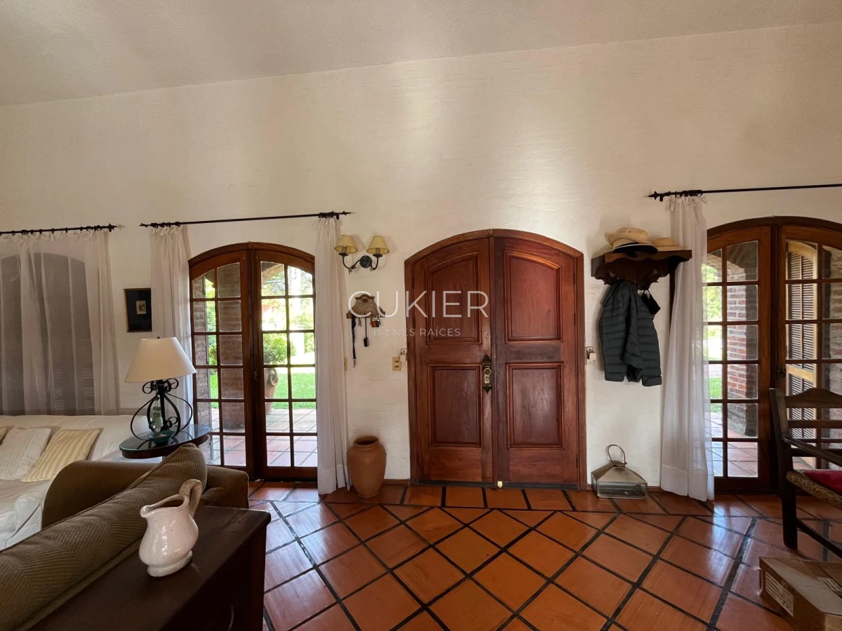 Casa ID.4183 - Alquiler de temporada casa 4 dormitorios y piscina climatizada en Pinares a tan solo 150 m de playa mansa 