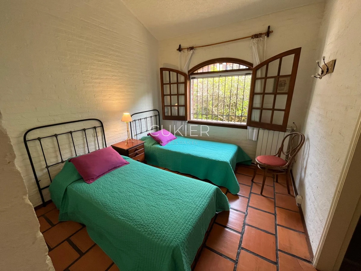 Casa ID.4183 - Alquiler de temporada casa 4 dormitorios y piscina climatizada en Pinares a tan solo 150 m de playa mansa 